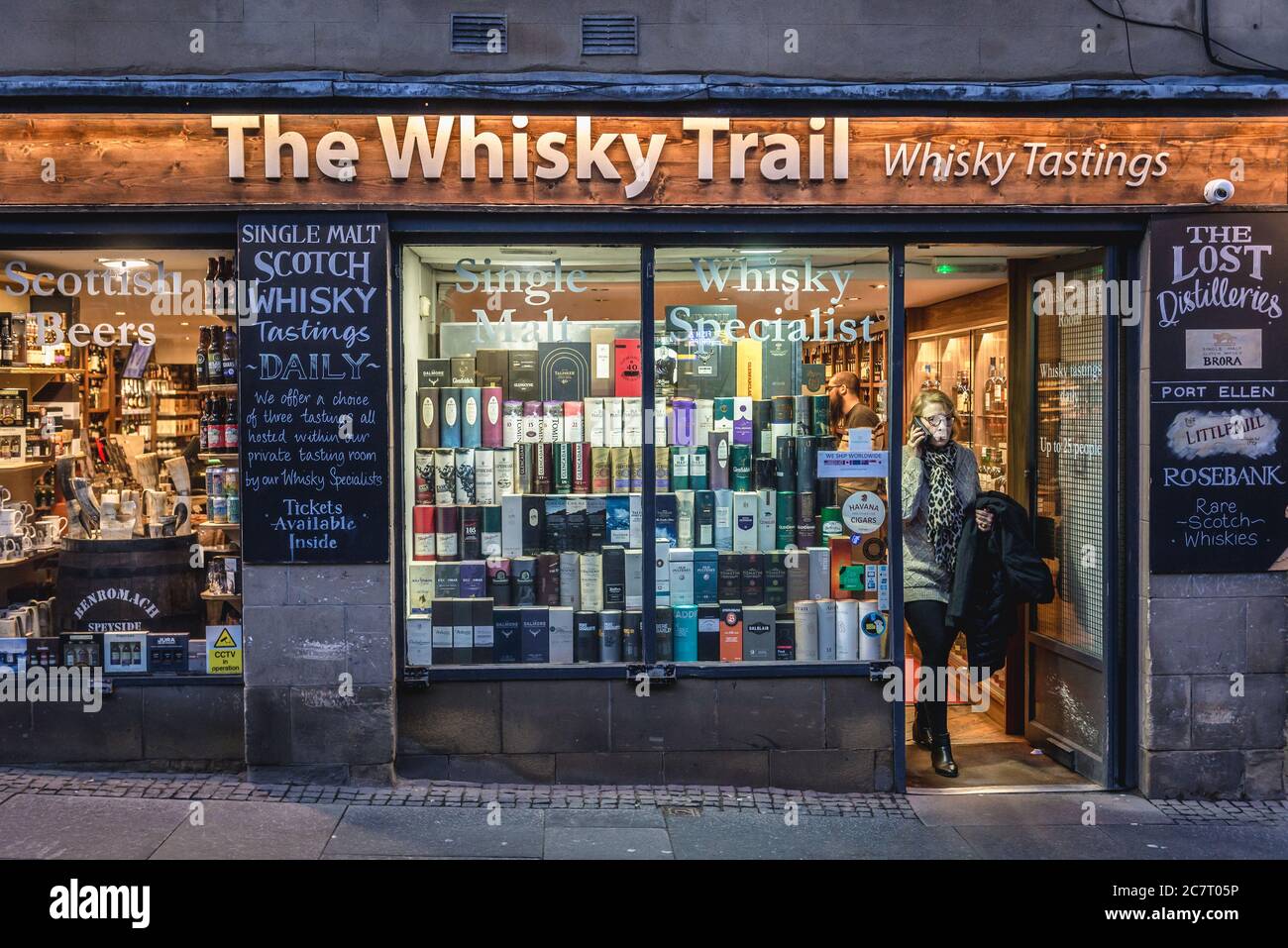 Le magasin de vins et spiritueux Whisky Trail à High Street à Édimbourg, la  capitale de l'Écosse, une partie du Royaume-Uni Photo Stock - Alamy