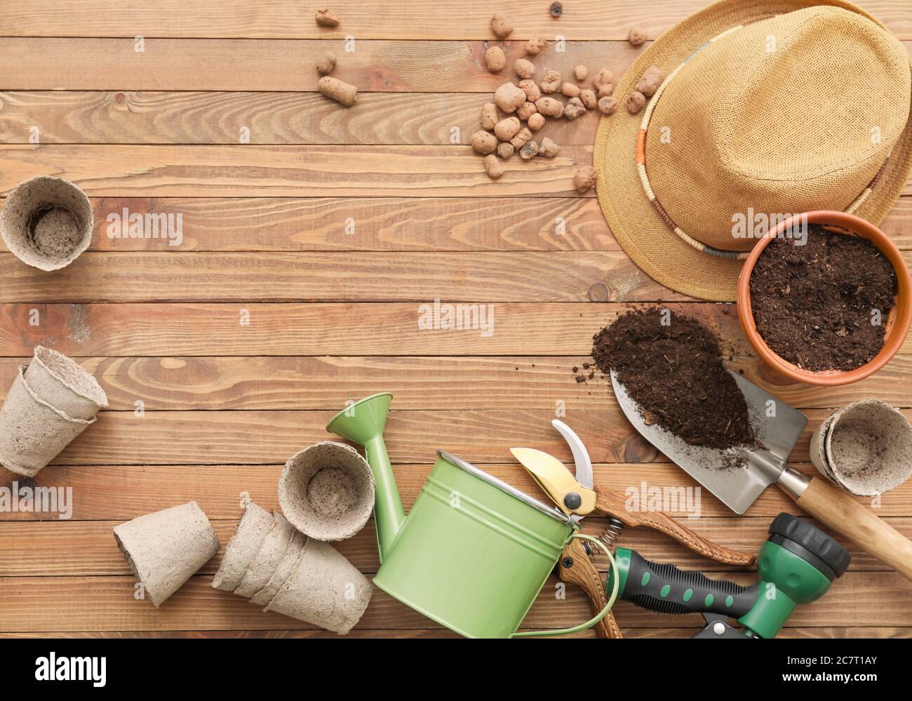 Outils de jardinage sur fond de bois Banque D'Images