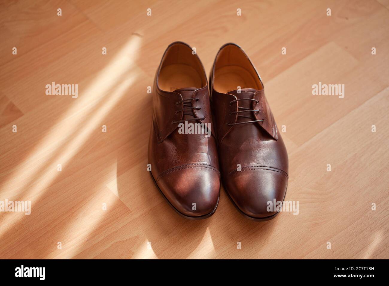 Chaussures marron pour hommes. Lumière du soleil Banque D'Images