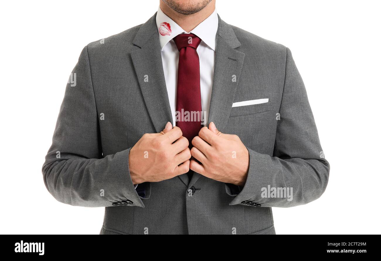 Jeune homme d'affaires avec imprimé lèvres sur col chemise sur fond blanc Banque D'Images