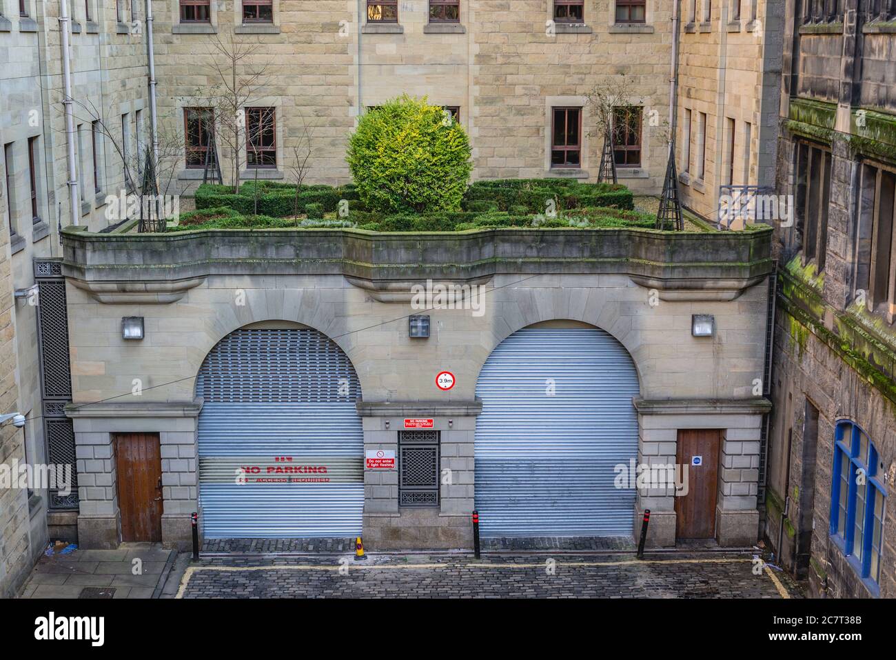 Garages sur Merchant Street à Édimbourg, la capitale de l'Écosse, une partie du Royaume-Uni Banque D'Images