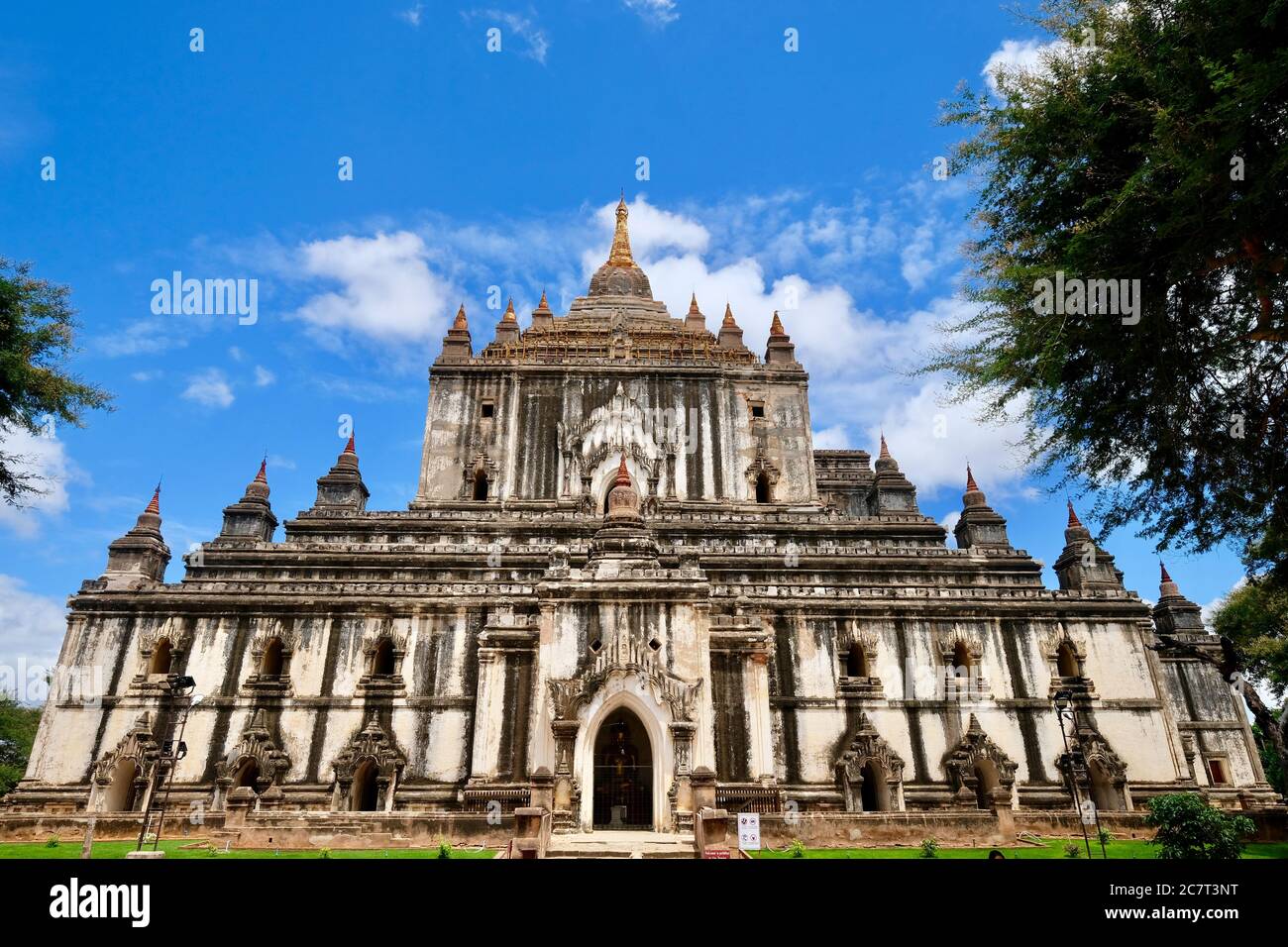 Façade du temple de Thatbyinnyu sous ciel bleu ensoleillé nuages blancs. Le plus haut pahto de Bagan. Grand angle Banque D'Images