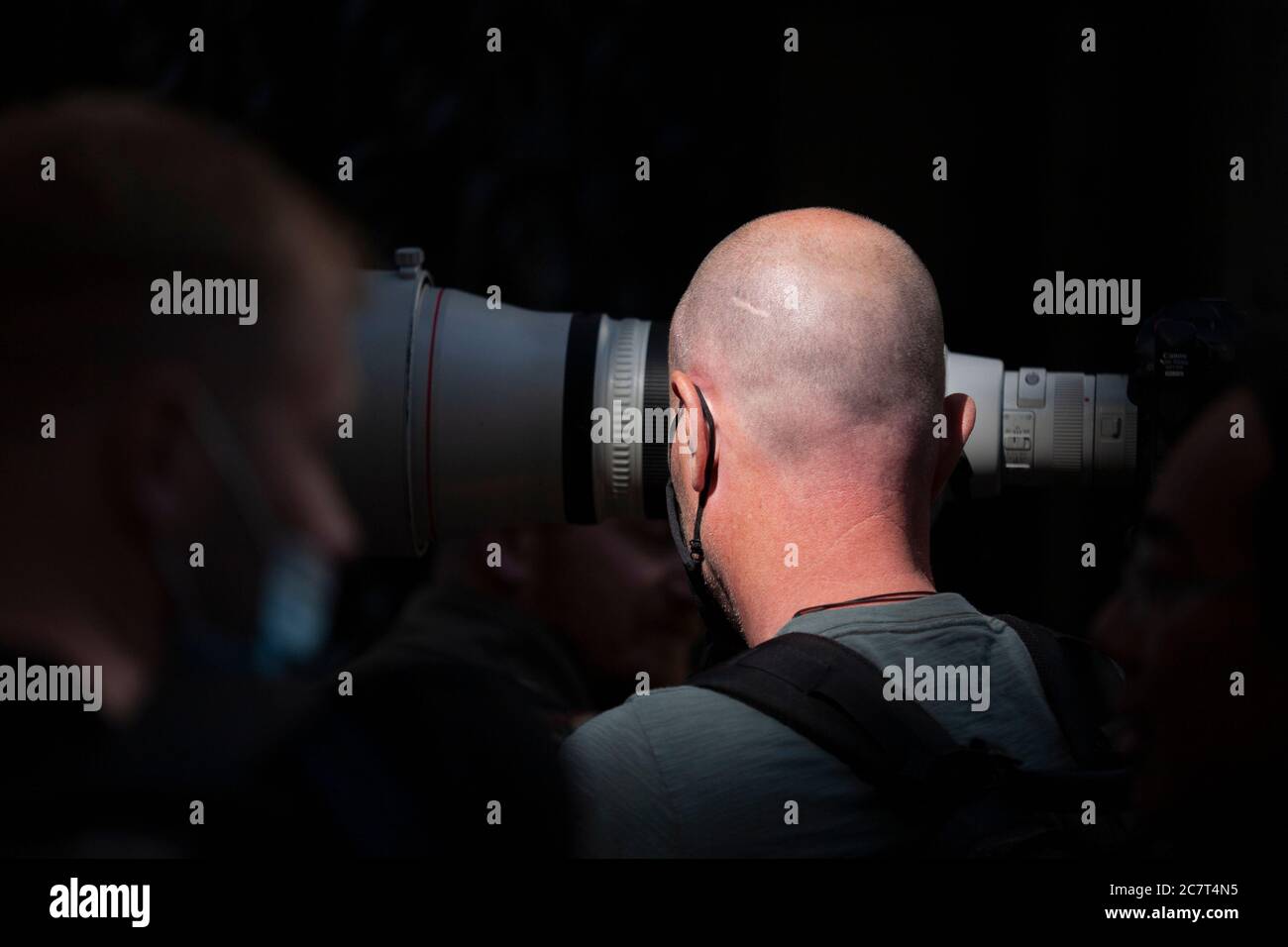 Le photographe de presse à tête blanche attend devant les tribunaux royaux lors de l'affaire Johnny Depp contre NGN. Été 2020, Londres, Angleterre, Royaume-Uni Banque D'Images