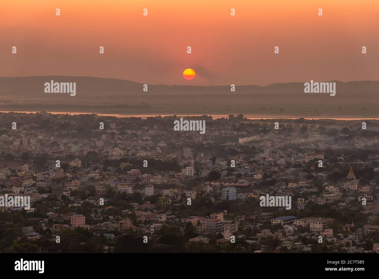Coucher de soleil sur la rivière Irrawaddy et la ville de Mandalay, Myanmar. Mandalay est la deuxième plus grande ville du Myanmar, après Yangon Banque D'Images