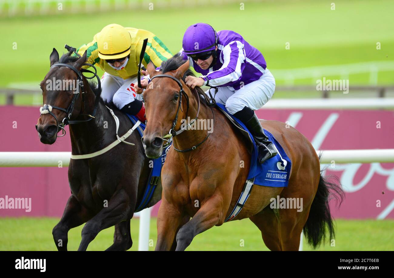 La chute de neige et le jockey Wayne Lordan (à droite) remportent l'EBF Fillies Maiden de la ferme irlandaise Stallion Farms de Sister Rosetta à l'hippodrome de Curragh. Banque D'Images