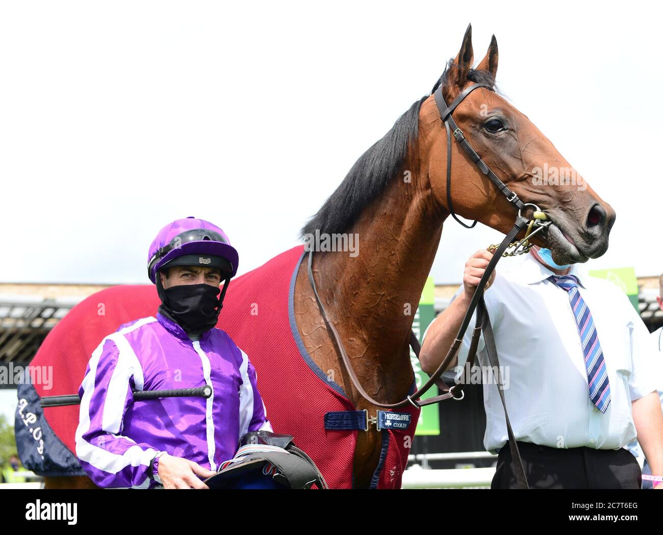 Snowfall et le jockey Wayne Lordan après avoir remporté le Stallion Farms irlandais EBF Fillies Maiden à l'hippodrome de Curragh. Banque D'Images
