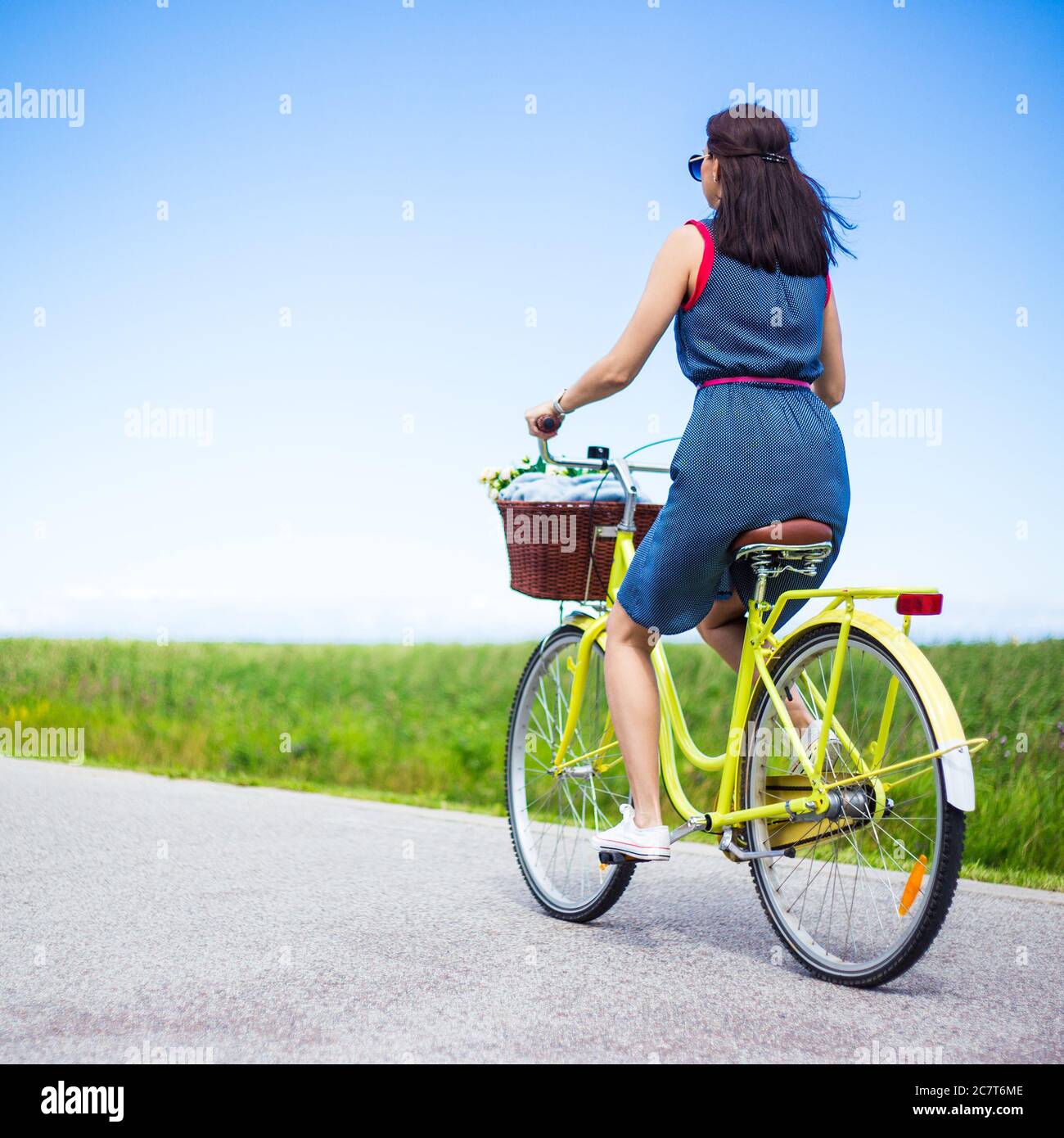 vue arrière d'une femme à vélo d'époque avec panier dans la campagne Photo  Stock - Alamy