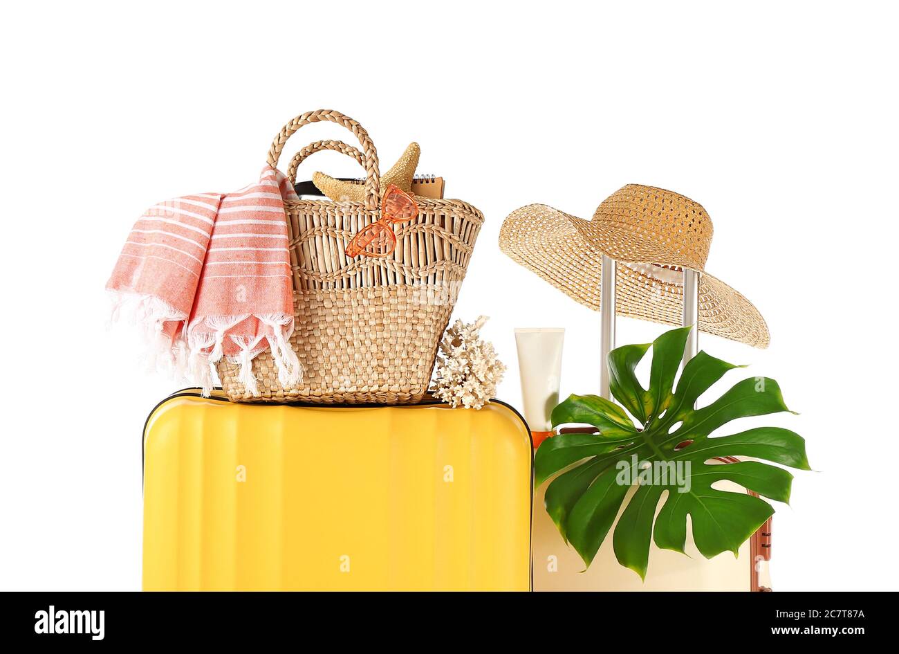 Valises remplies avec accessoires de plage sur fond blanc. Concept de voyage Banque D'Images