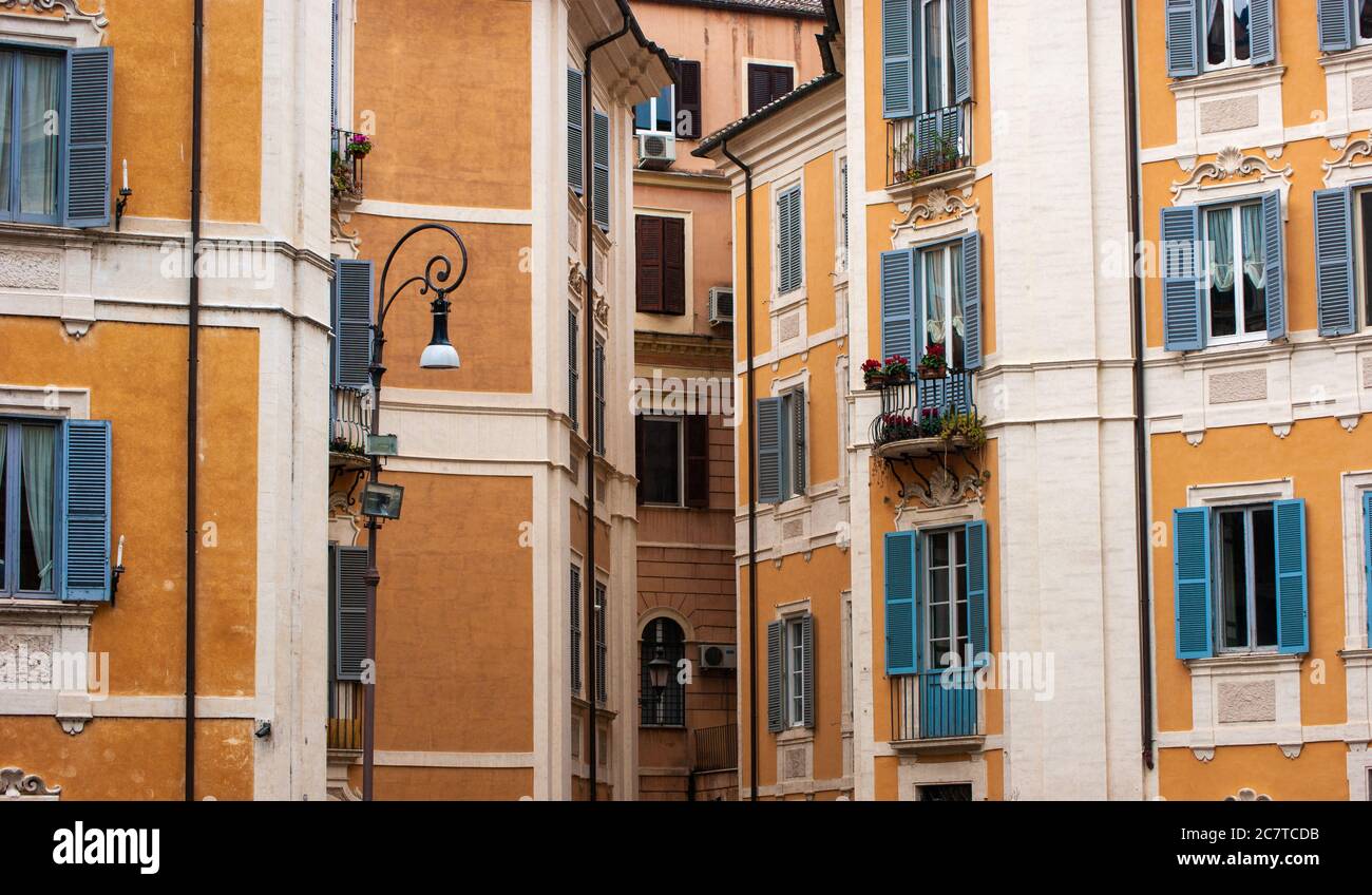 Orange Rome Building avec volets Banque D'Images