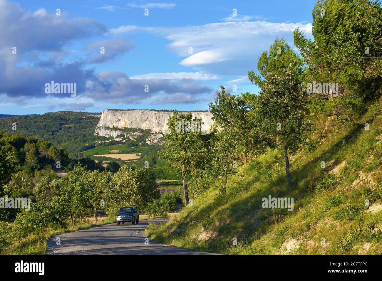 PROVENCE, FRANCE - JUL 10, 2014 : voiture sur la route rurale des Alpes de haute Provence, partie de la route annuelle Tour de France. Heure du coucher du soleil Banque D'Images