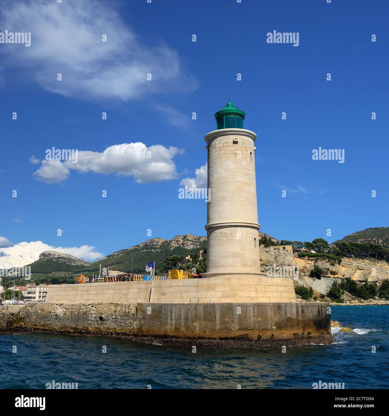 La vue sur le phare et un port touristique pittoresque dans le sud de la France appelé Cassis. Cassis est un port célèbre où les touristes charter bateaux t Banque D'Images