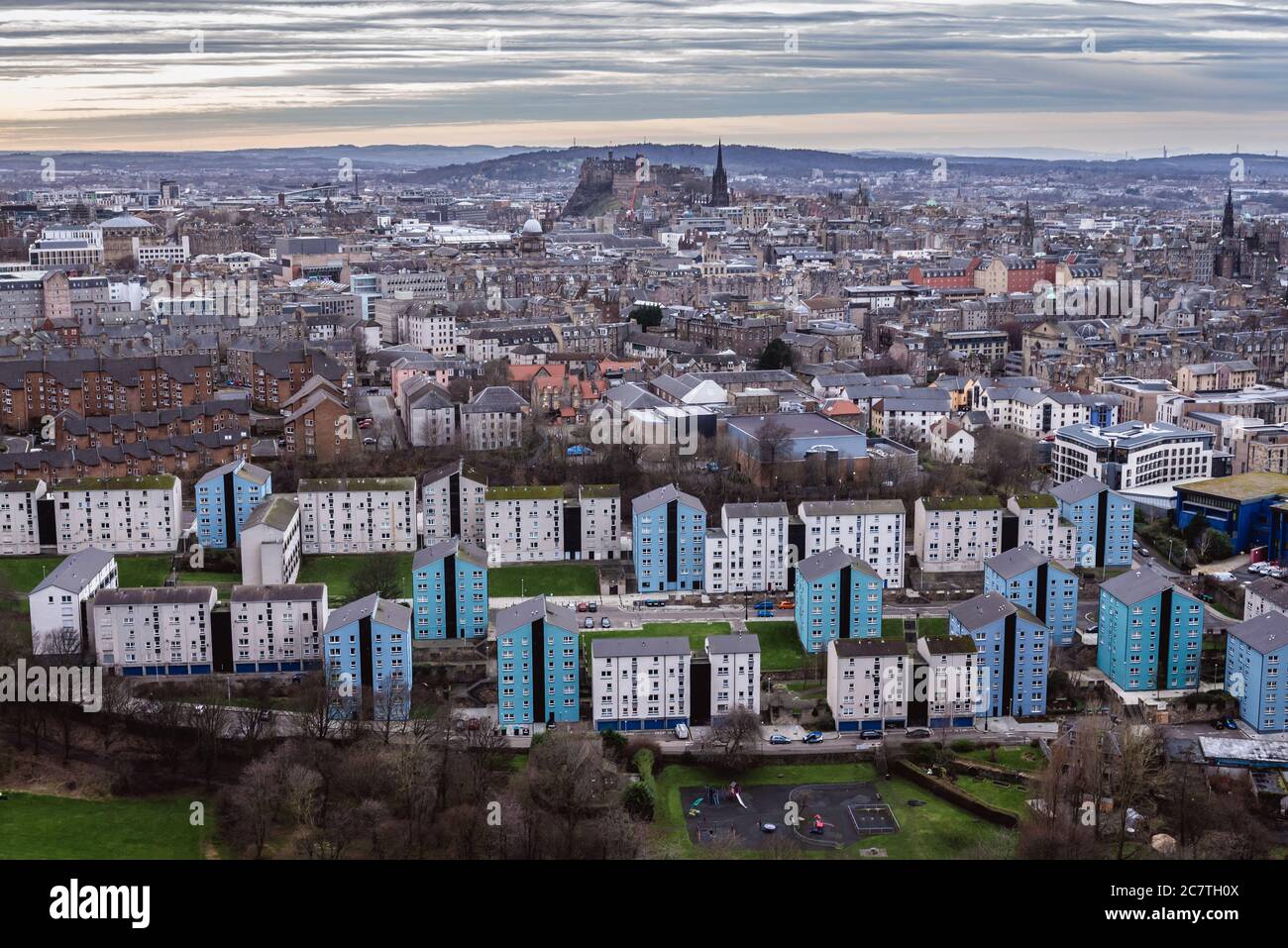 Maisons vues de Holyrood Park à Édimbourg, la capitale de l'Écosse, une partie du Royaume-Uni Banque D'Images