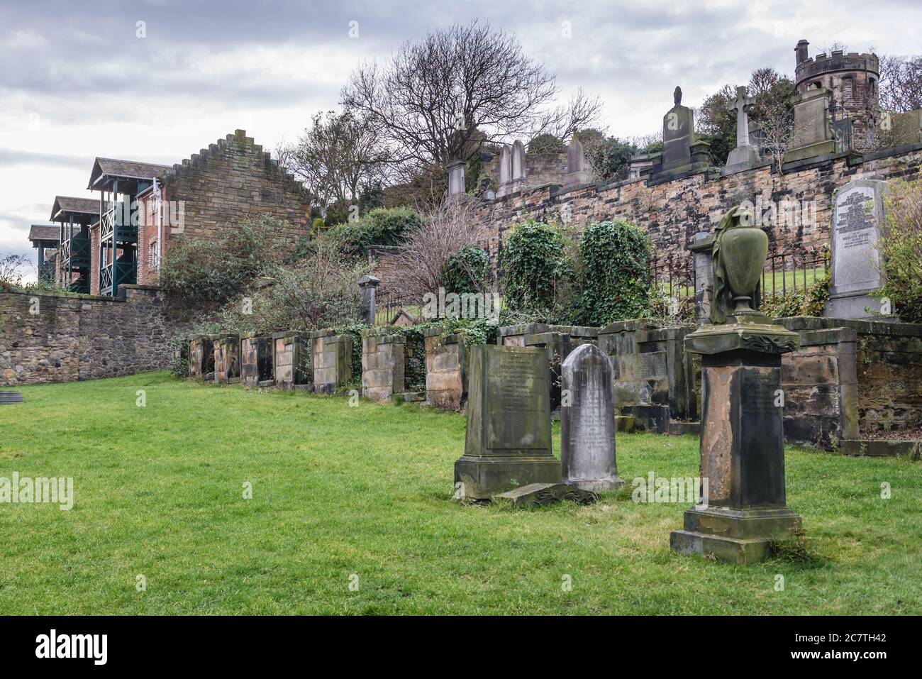 Tombe sur un terrain de New Calton Burial sur les pentes sud-est de Calton Hill à Édimbourg, la capitale de l'Écosse, une partie du Royaume-Uni Banque D'Images