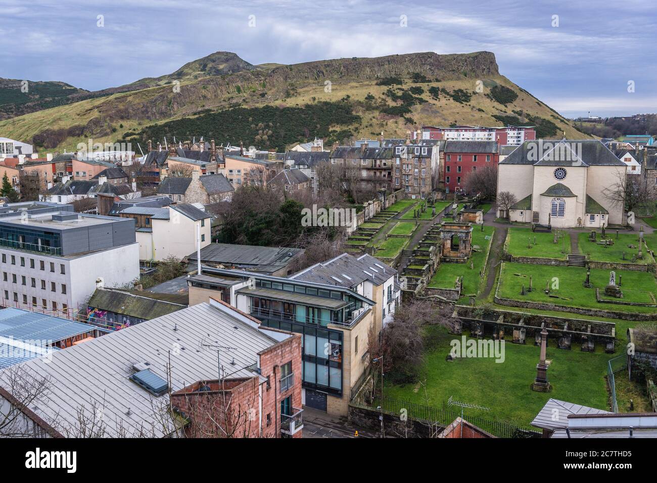 KIRK du Canongate et cimetière d'Édimbourg, capitale de l'Écosse, partie du Royaume-Uni, vue sur Holyrood Park en arrière-plan Banque D'Images