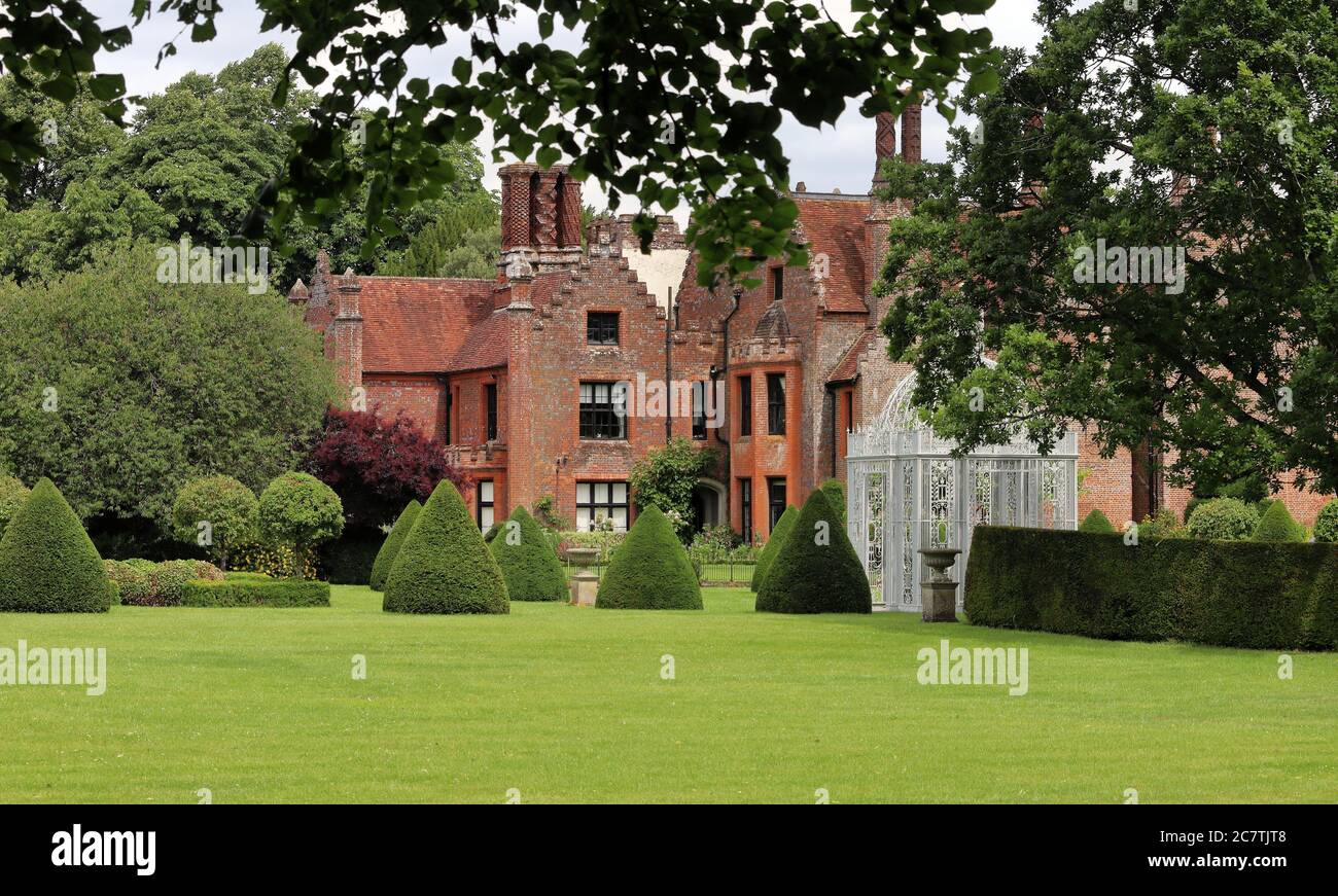 Manoir anglais médiéval et le jardin Banque D'Images