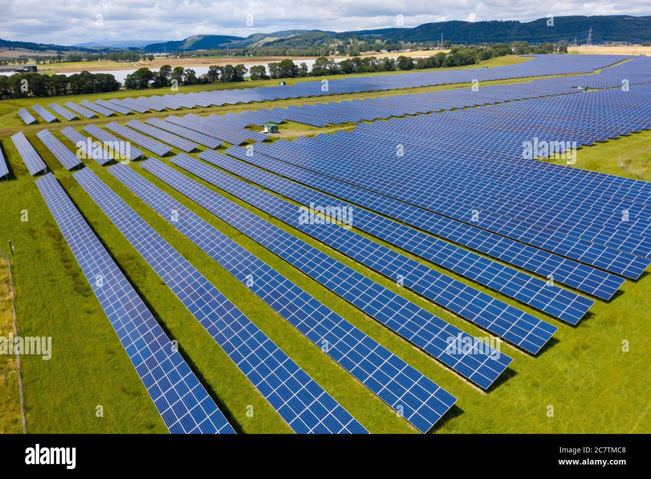 Vue aérienne de la ferme solaire Errol près de Perth en Écosse, au Royaume-Uni. Exploitée par Elgin Energy, elle est la plus grande ferme solaire d'Écosse, produisant 13 MW à partir de 55,000 Banque D'Images