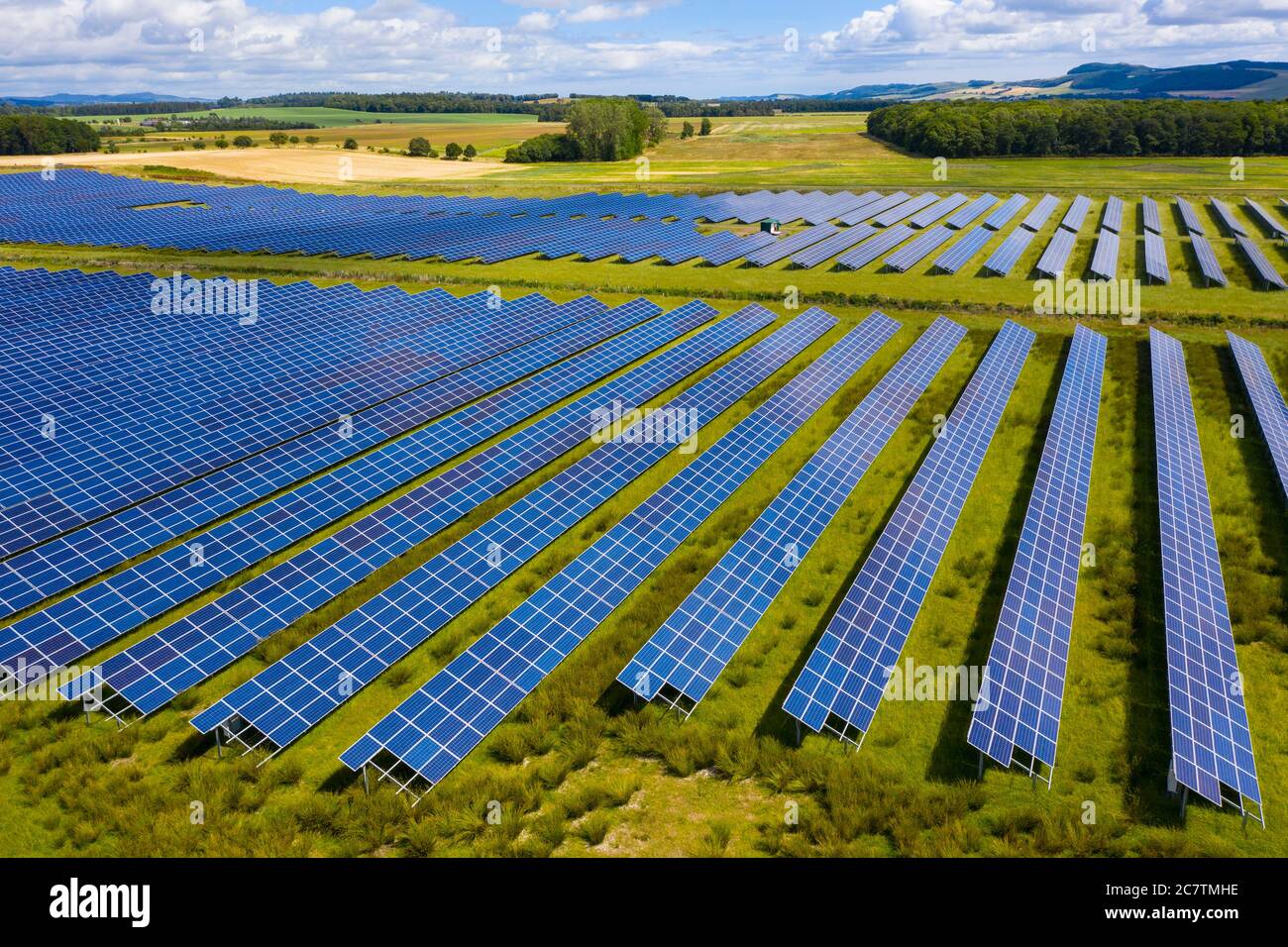 Vue aérienne de la ferme solaire Errol près de Perth en Écosse, au Royaume-Uni. Exploitée par Elgin Energy, elle est la plus grande ferme solaire d'Écosse, produisant 13 MW à partir de 55,000 Banque D'Images