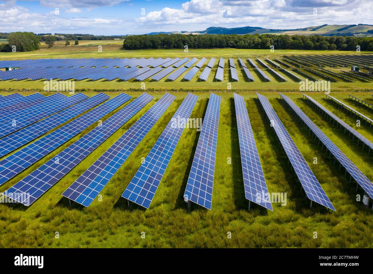 Vue aérienne de la ferme solaire Errol près de Perth en Écosse, au Royaume-Uni. Exploitée par Elgin Energy, elle est la plus grande ferme solaire d'Écosse, produisant 13 MW à partir de 55,000 Banque D'Images