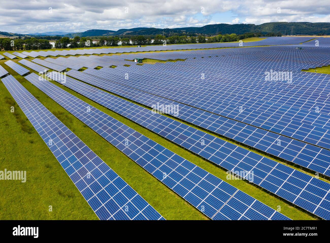 Vue aérienne de la ferme solaire Errol près de Perth en Écosse, au Royaume-Uni. Exploitée par Elgin Energy, elle est la plus grande ferme solaire d'Écosse, produisant 13 MW à partir de 55,000 Banque D'Images