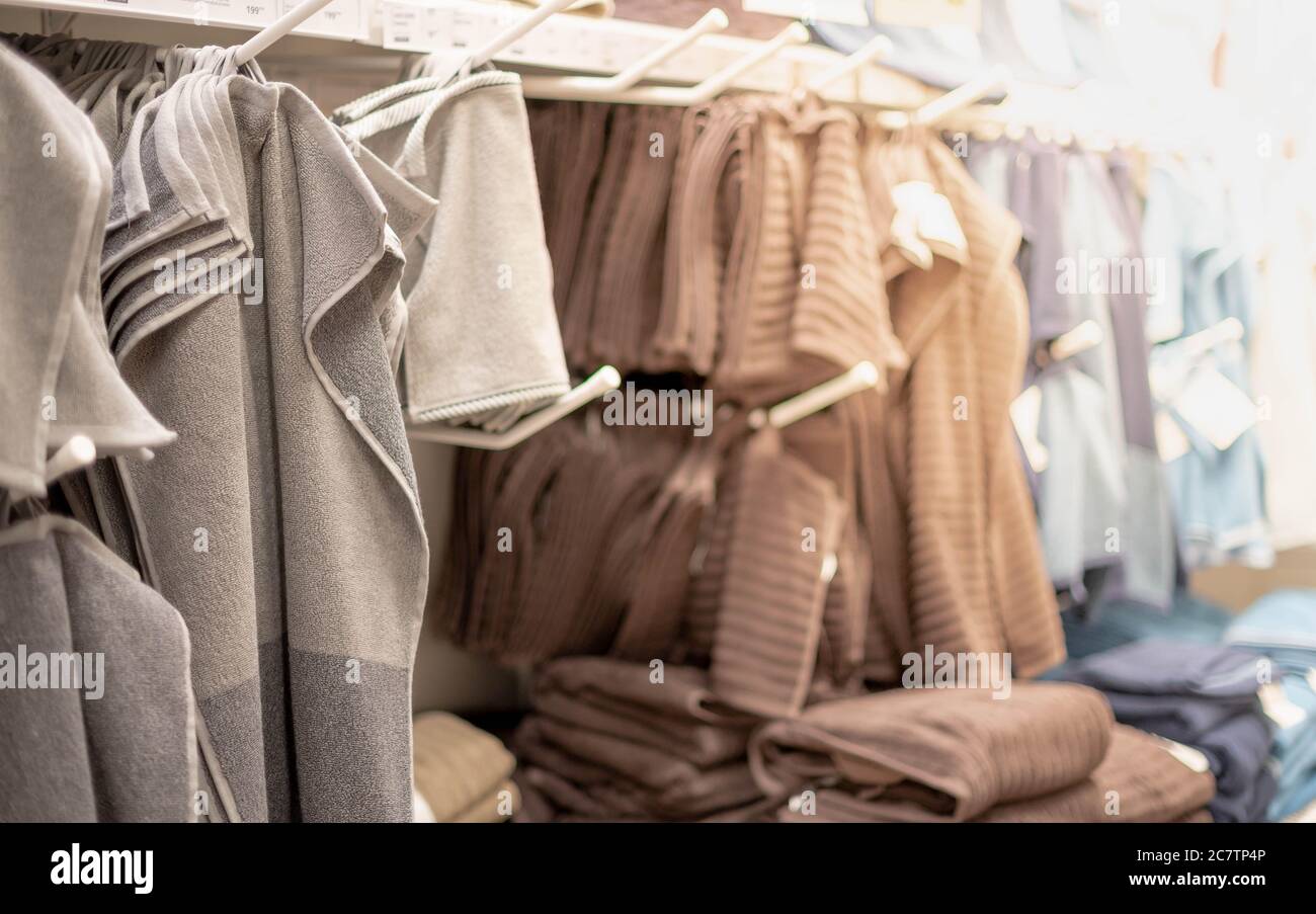 De nombreuses serviettes de couleur accrochées sur le stand dans le supermarché. Pour le client choisir pour l'utilisation à l'intérieur de la maison, présenter la couleur avec l'interio de décorer Banque D'Images