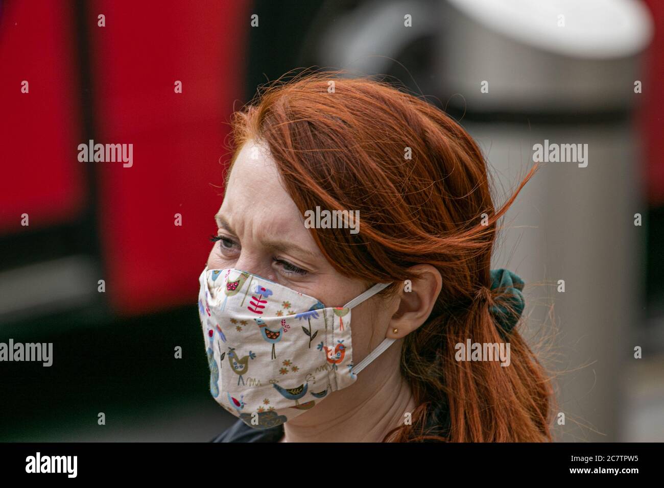 WIMBLEDON LONDRES ROYAUME-UNI. 19 juillet 2020. Les gens portant des masques protecteurs et des revêtements lors des achats dans le centre-ville de Wimbledon le dimanche. Le gouvernement a annoncé qu'il faudra porter des couvre-visage dans les magasins et les supermarchés en Angleterre à partir du 24 juillet pour arrêter la propagation du coronavirus Covid-19 et la police a été investi du pouvoir d'appliquer les mesures, y compris l'émission d'une amende de 100 £ pour les personnes qui ne se conforment pas Les nouvelles directives.Credit: amer ghazzal / Alamy Live News Banque D'Images