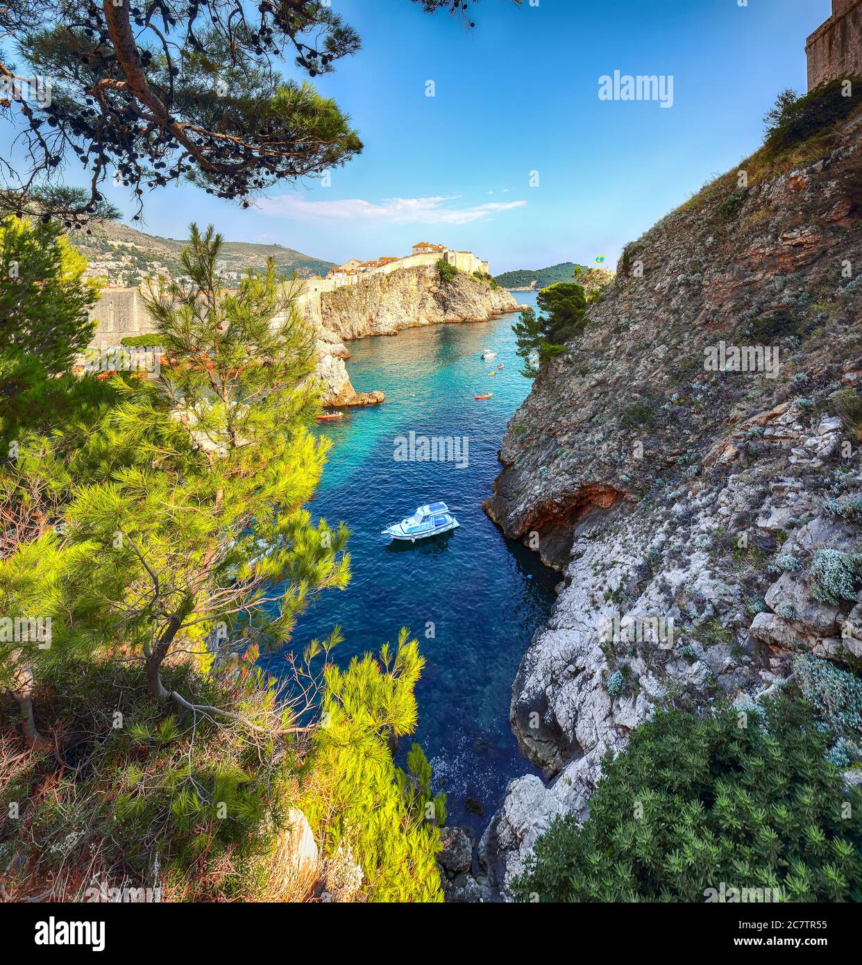 Vue sur la célèbre destination de voyage ville de Dubrovnik - fort Bokar et fort Lovrijenac pendant une journée ensoleillée avec des kayaks en mer. Emplacement: Dubrovnik, Dalmatie Banque D'Images