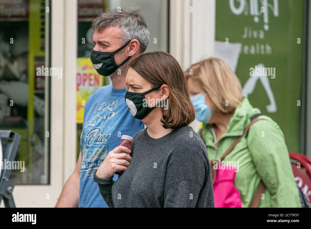 WIMBLEDON LONDRES ROYAUME-UNI. 19 juillet 2020. Les gens portant des masques protecteurs et des revêtements lors des achats dans le centre-ville de Wimbledon le dimanche. Le gouvernement a annoncé qu'il faudra porter des couvre-visage dans les magasins et les supermarchés en Angleterre à partir du 24 juillet pour arrêter la propagation du coronavirus Covid-19 et la police a été investi du pouvoir d'appliquer les mesures, y compris l'émission d'une amende de 100 £ pour les personnes qui ne se conforment pas Les nouvelles directives.Credit: amer ghazzal / Alamy Live News Banque D'Images