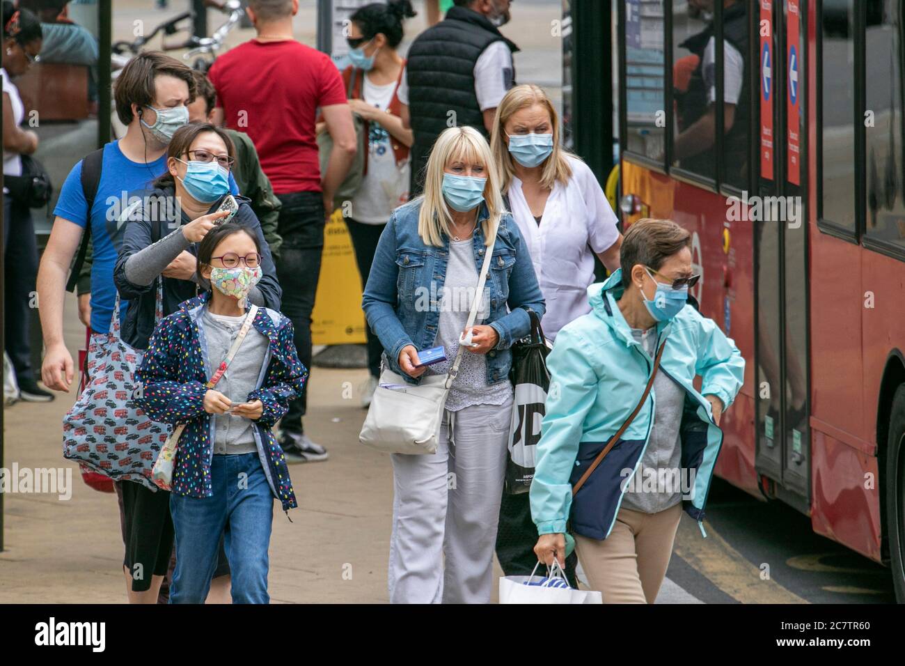 WIMBLEDON LONDRES ROYAUME-UNI. 19 juillet 2020. Les gens portant des masques protecteurs et des revêtements lors des achats dans le centre-ville de Wimbledon le dimanche. Le gouvernement a annoncé qu'il faudra porter des couvre-visage dans les magasins et les supermarchés en Angleterre à partir du 24 juillet pour arrêter la propagation du coronavirus Covid-19 et la police a été investi du pouvoir d'appliquer les mesures, y compris l'émission d'une amende de 100 £ pour les personnes qui ne se conforment pas Les nouvelles directives.Credit: amer ghazzal / Alamy Live News Banque D'Images