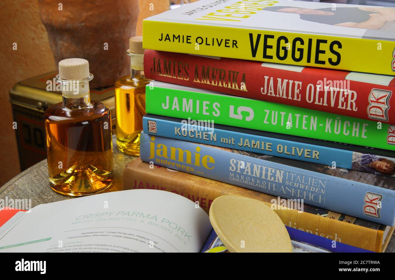 Viersen, Allemagne - juillet 9. 2020: Voir sur la table avec la pile de recettes de cuisine de Jamie Oliver Banque D'Images