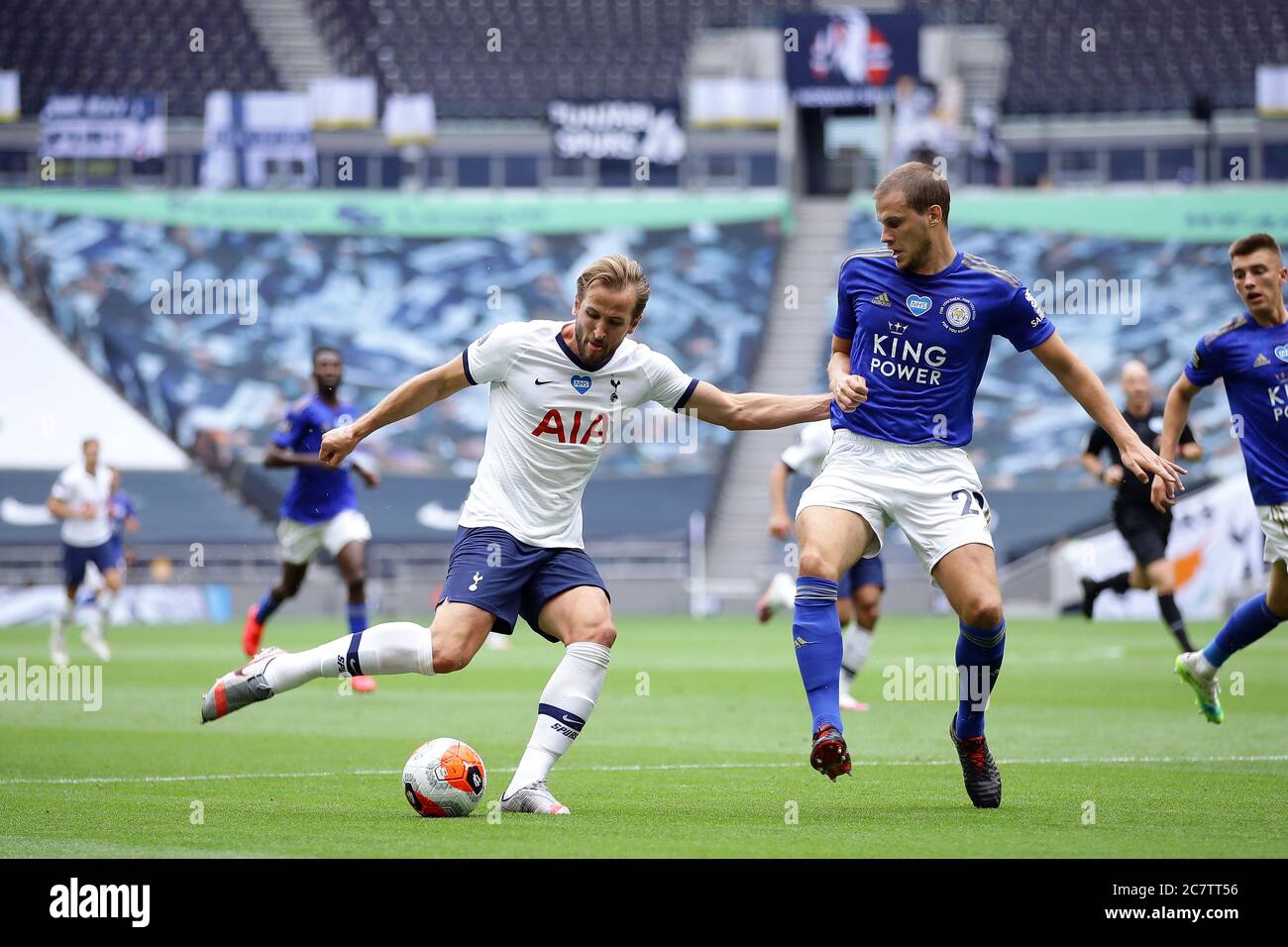 Harry Kane de Tottenham Hotspur (à gauche) et Ryan Bennett de Leicester City se battent pour le ballon lors du match de la Premier League au Tottenham Hotspur Stadium, Londres. Banque D'Images