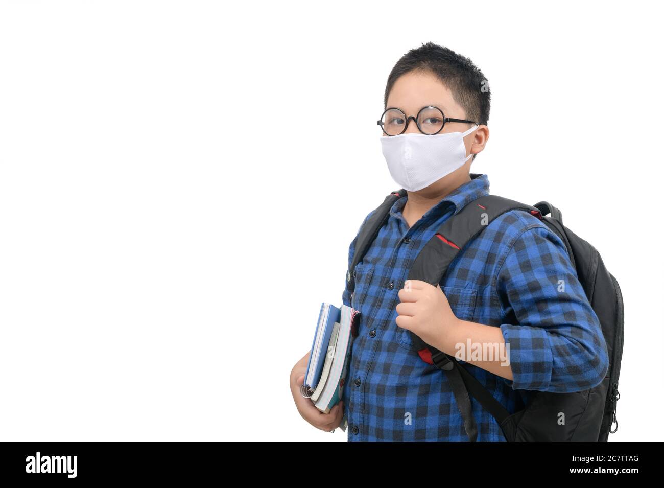 Un garçon de lycée élève porte masque et lunettes de vue portant un sac d'école isolé sur fond blanc, de retour à l'école nouveau concept normal Banque D'Images