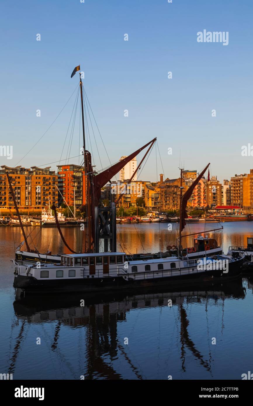 Angleterre, Londres, Southwark, Sailing Barge et Butlers Wharf Banque D'Images