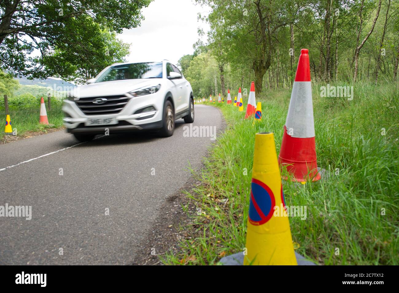 Loch Lomond et Parc national de Trossachs, Écosse, Royaume-Uni. 19 juillet 2020 en photo : le col du duc autour du Loch Achray dans les Trossachs a été fermé par la police après des inquiétudes au sujet de la congestion et du « stationnement dangereux », sur la route du cœur 200 récemment ouverte. Stirling council travaille à créer une voie claire permanente bientôt cette étendue de route pour rendre la route plus sûre par la réglementation de la circulation. Des inquiétudes ont été exprimées quant à l'état relativement médiocre des routes, mais les patrons du conseil ont tout de même pris le dessus en regardant des gains commerciaux pour la région. Crédit : Colin Fisher/Alay Live News. Banque D'Images