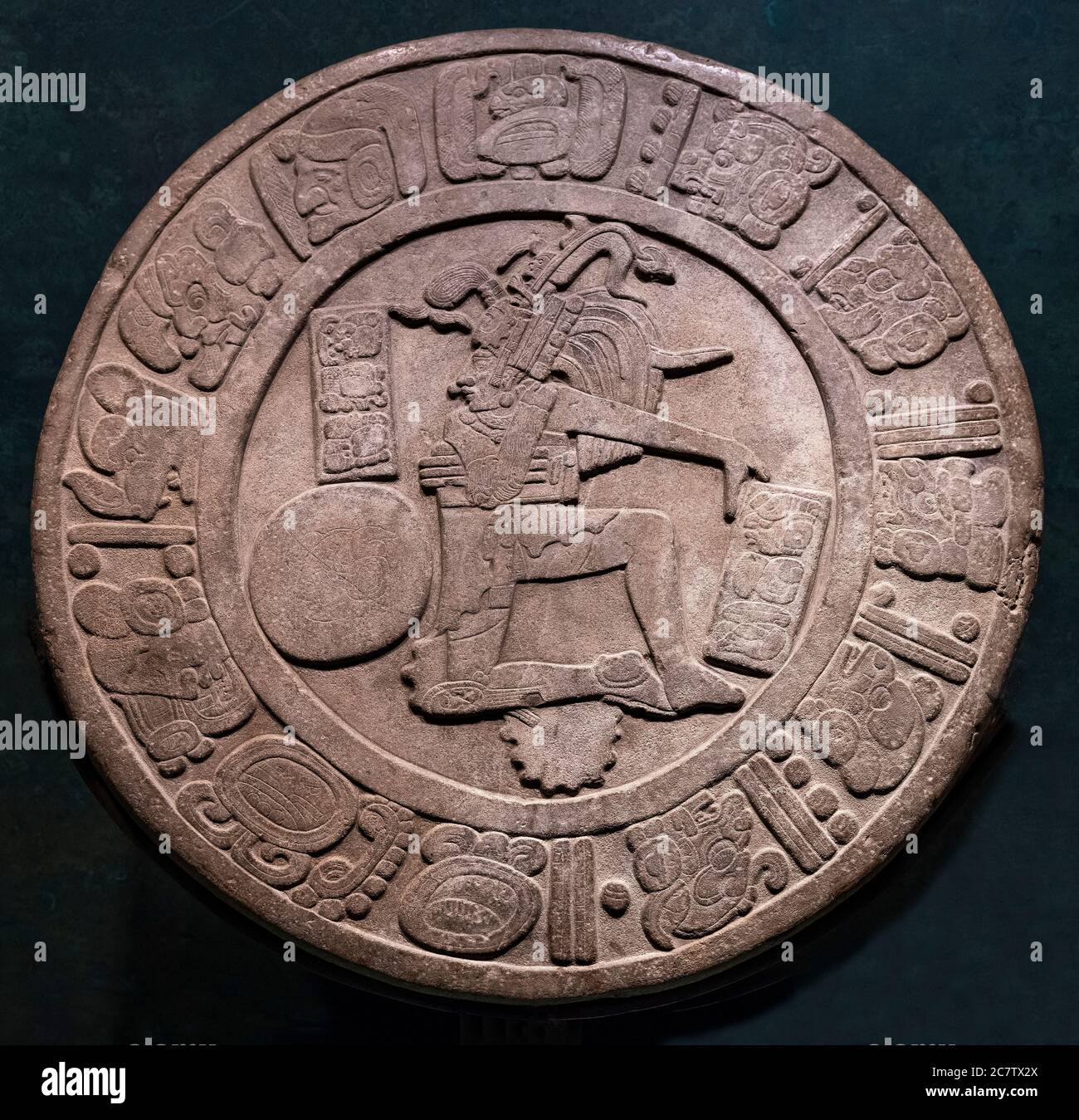 Représentation circulaire de relief de bas d'un joueur de ballon Maya avec glyphes, Mexico, Mexique. Banque D'Images