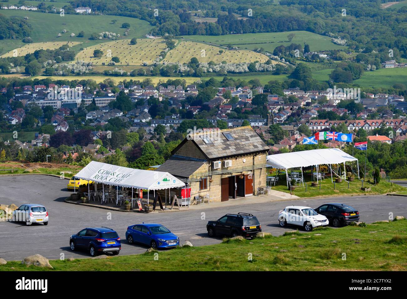 Café de la vache et du Calf Rock (extérieur) et parking sur une grande lande pittoresque surplombant les terres agricoles et les maisons de la vallée - Ilkley Moor, West Yorkshire, Angleterre, Royaume-Uni. Banque D'Images