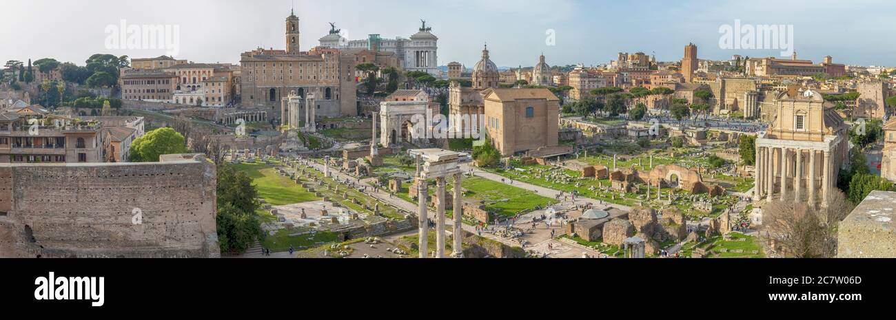 Une vue panoramique sur les ruines de la Rome antique au forum romain de Rome, Italie Banque D'Images