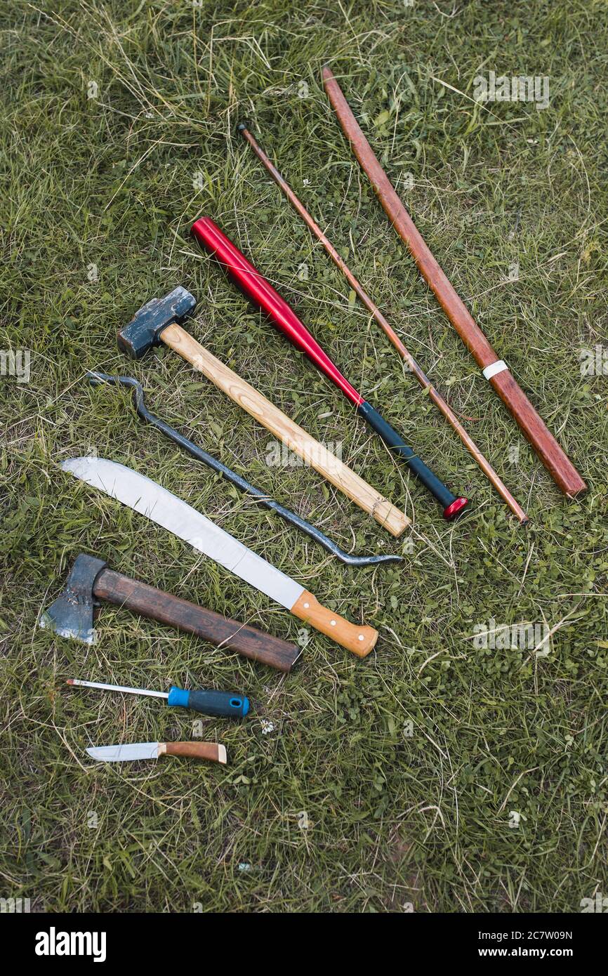 Un ensemble d'outils et d'objets dangereux sur l'herbe - instruments de crime et de violence - couper et poignarder des objets Banque D'Images
