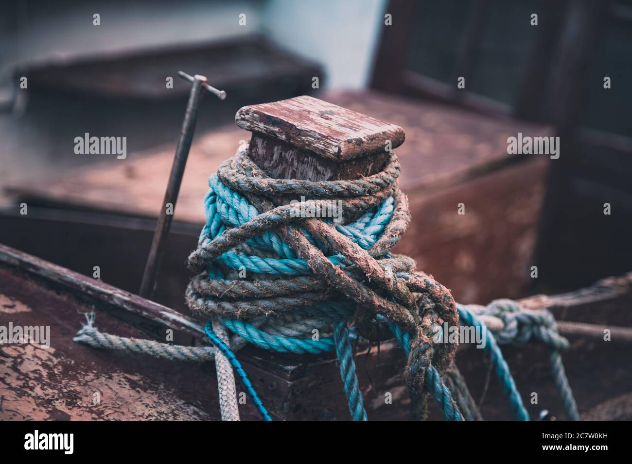 Des cordes de bateau attachées avec des nœuds sur un bateau de pêche Banque D'Images