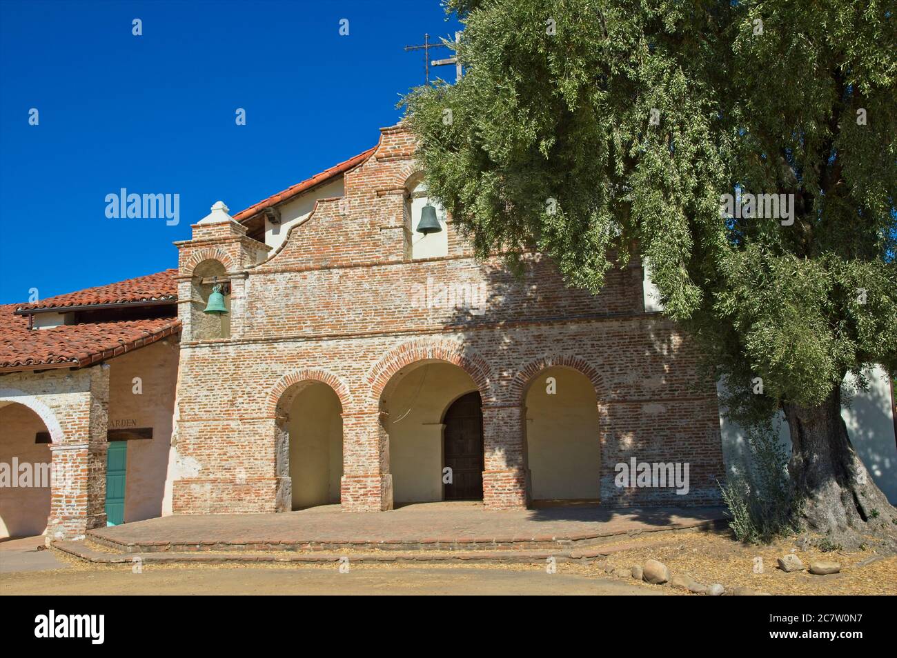 Mission San Antonio de Padua est une mission catholique espagnole au sud de King City Californie avec de beaux jardins et une architecture fondée en 1771. Banque D'Images