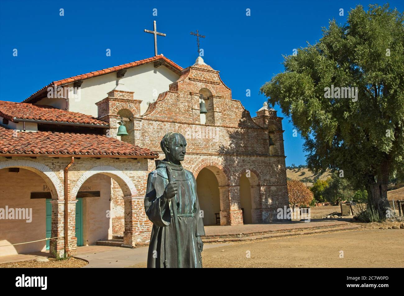 Mission San Antonio de Padua est une mission catholique espagnole au sud de King City Californie avec de beaux jardins et une architecture fondée en 1771. Banque D'Images
