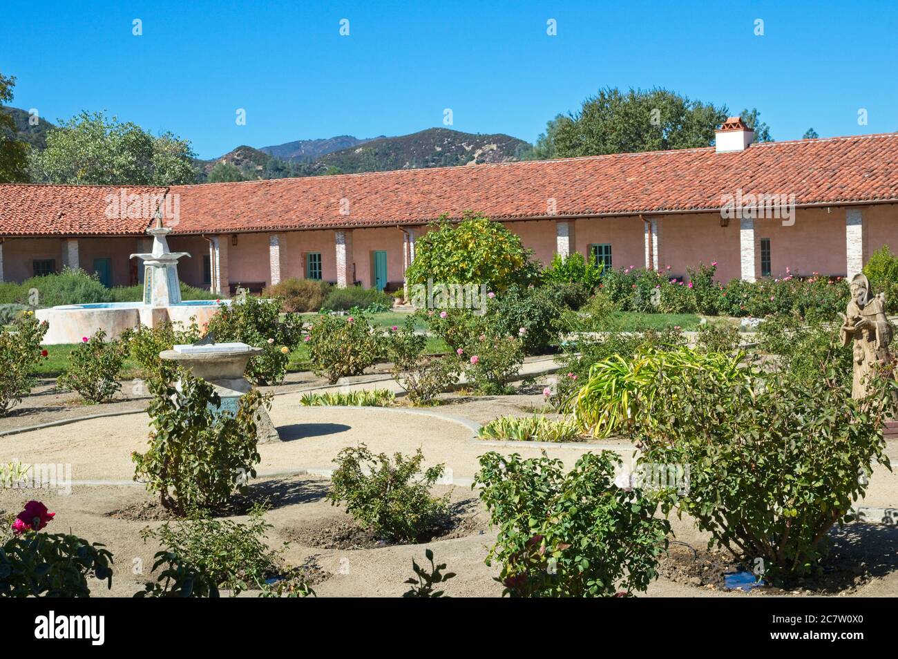Mission San Antonio de Padua est une mission catholique espagnole au sud de King City Californie avec de beaux jardins et une architecture fondée en 1771. Banque D'Images