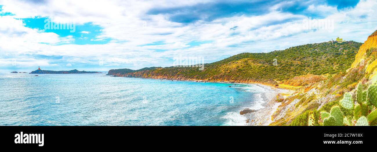 Vue fantastique sur la plage de Capo Carbonara avec l'eau turquoise et le phare. Lieu: Villasimius, région de Cagliari, Sardaigne, Italie, Europe Banque D'Images