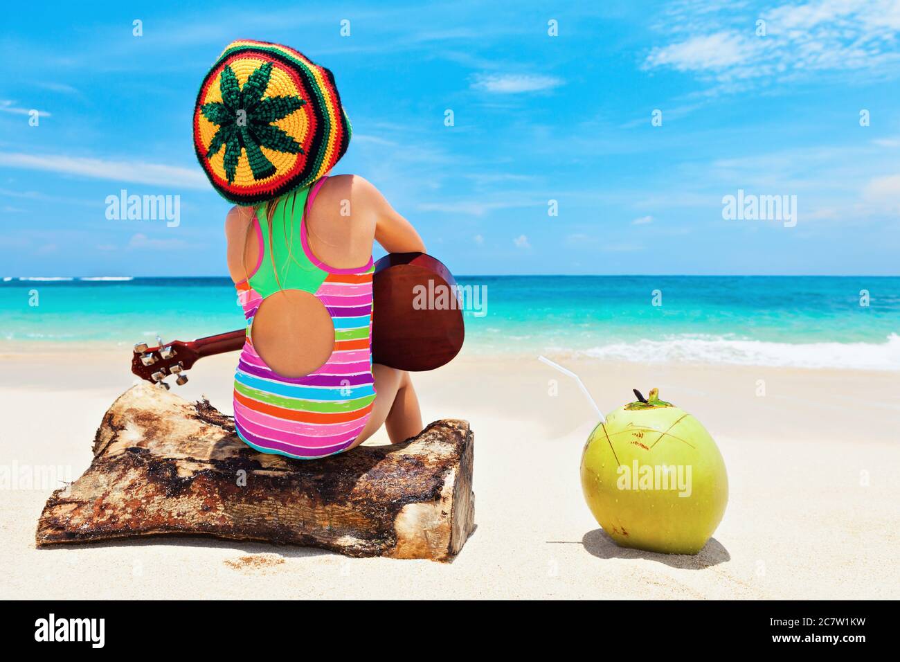 Petit bébé dans un chapeau rasta jouer de la musique reggae sur l'ukulele  hawaïen, profitez de la détente sur la plage de l'océan. Enfants mode de  vie sain. Vacances d'été en famille.
