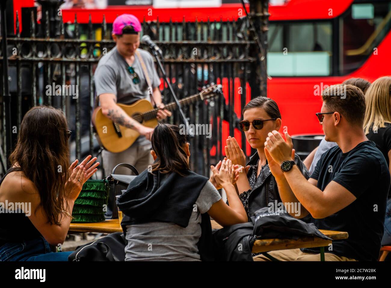 Londres, Royaume-Uni. 19 juillet 2020. Des concerts sont de retour à Joe public (un bar/restaurant qui était autrefois une toilette publique) au Clapham Common. Les places en plein air sont pleines et le public apprécie la performance. Le « verrouillage » facilité se poursuit pour l'épidémie de coronavirus (Covid 19) à Londres. Crédit : Guy Bell/Alay Live News Banque D'Images