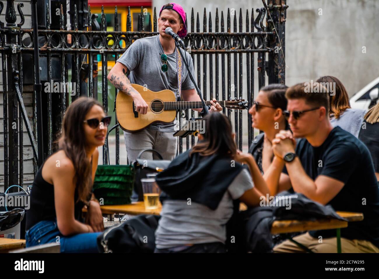 Londres, Royaume-Uni. 19 juillet 2020. Des concerts sont de retour à Joe public (un bar/restaurant qui était autrefois une toilette publique) au Clapham Common. Les places en plein air sont pleines et le public apprécie la performance. Le « verrouillage » facilité se poursuit pour l'épidémie de coronavirus (Covid 19) à Londres. Crédit : Guy Bell/Alay Live News Banque D'Images