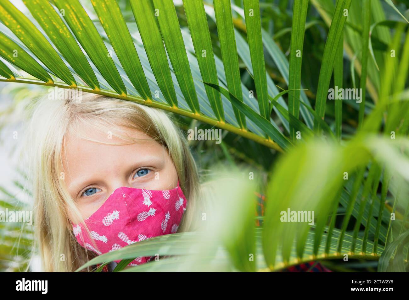 Portrait de l'enfant dans un masque protecteur drôle. Nouvelles règles pour le port de revêtements de façade en tissu dans les lieux publics. Croisière annulée, circuit à échéance coronavirus COVID 19. F Banque D'Images