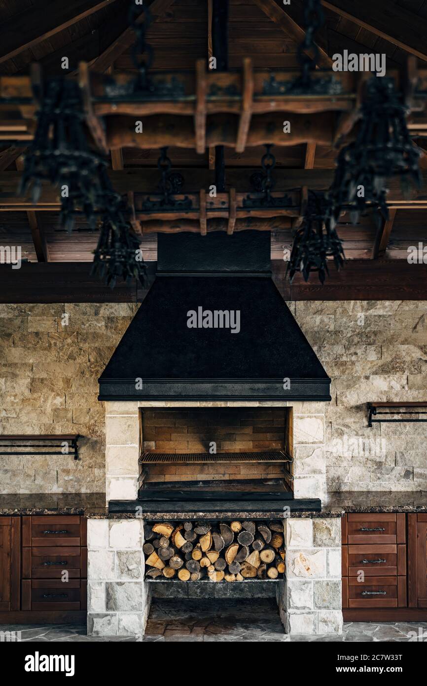 Four à barbecue. Grand four grill à l'intérieur, avec du bois sous lui  Photo Stock - Alamy