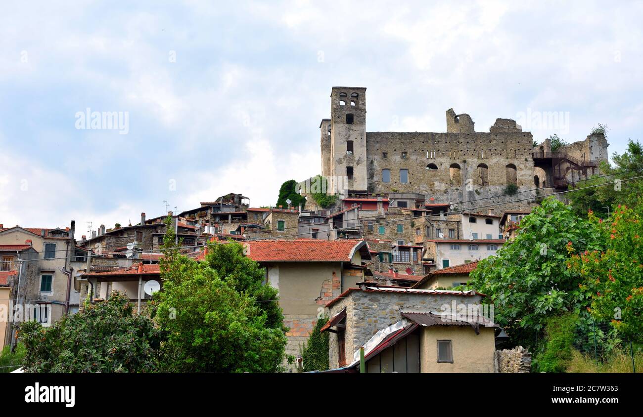 panorama du village médiéval ligurien de Dolceacqua Imperia Italie Banque D'Images