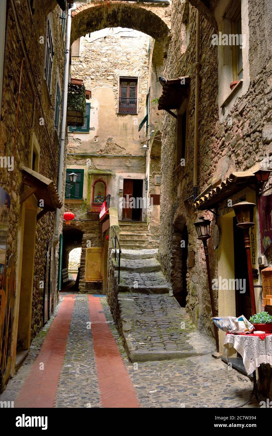 Village ligure de Dolceacqua, Imperia, Italie Banque D'Images