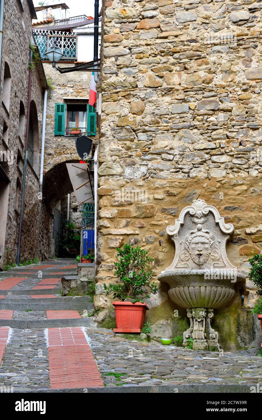Village ligure de Dolceacqua, Imperia, Italie Banque D'Images